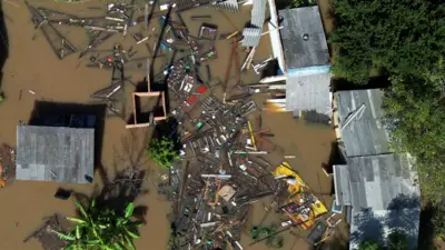 Imagem de drone mostra destroços em uma área inundada devido a fortes chuvas, em Serraria, em Porto Alegre, em 14 de maio de 2024
