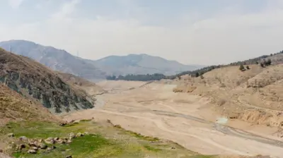 رودخانه جاجرود که به سد لتیان منتهی می‌شود در ۲۷ اسفند ۱۴۰۳ در لواسان ایران خشک می‌شود، زیرا ایران با آنچه رسانه‌ها در اثر تغییرات اقلیمی و مصرف بالای آب با بدترین خشکسالی تاریخ اخیر نامیده‌اند مواجه است. سد لتیان آب مورد نیاز تهران، پایتخت ایران را تامین می کند.