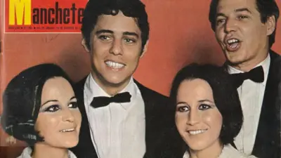 Tom Jobim (à direita), Chico Buarque (à esquerda) e as irmãs Cynara e Cybele na capa da revista Manchete