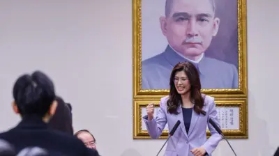 啟程前，鄭麗文在國民黨中央黨部召開記者會。