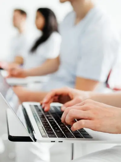 Aluno digitando em computador