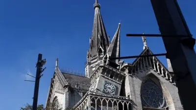 Catedral de Manizales com a torre visivelmente inclinada para um dos lados