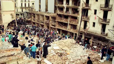 Los equipos de rescate buscan entre los escombros en el lugar del atentado con coche bomba contra el Centro Comunitario Judío de la Asociación Mutual Israelita Argentina (AMIA) en Buenos Aires, Argentina, el 18 de julio de 1994.