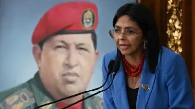 Родригес на фоне портрета Уго Чавеса