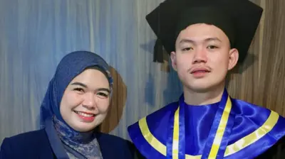 Sampe Mulyana yang akrab disapa Ully (kiri) bersama dengan Kevin Febrian Chen (kanan) dalam acara wisuda. Ully masih berjuang mencari keadilan atas kematian putra sulungnya itu karena meninggal diduga tertabrak rombongan kendaraan TNI di Papua.