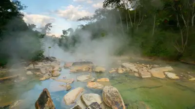 Fotoindicações bet365um rio, saindo fumaça da água.