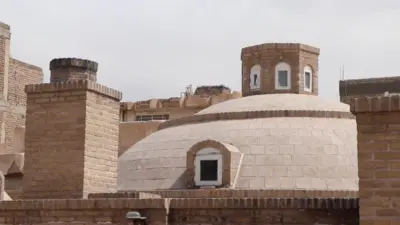 په هرات کې د یهودانو حمام ګنبد، چې په سر او یوه خوا کې زینه لري.