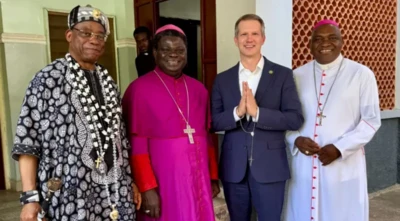 Onyeomeiwu mba Amerịka Riley Moore na ndịisi ụlọụka na Naịjirịa