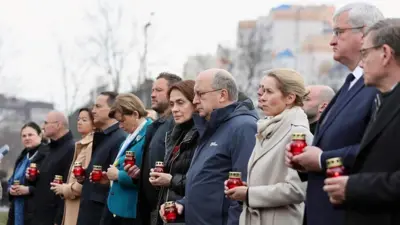 Europejscy politycy biorą udział w uroczystości upamiętniającej ukraińskich cywilów, którzy zginęli podczas rosyjskiego ataku w marcu 2022 r. w mieście Bucza w Ukrainie 31 marca 2026 r. 