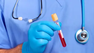 የደም ናሙና የያዘ የሕክምና ባለሙያ