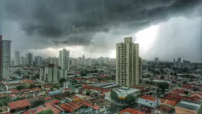 Nuvens com chuva se formando na cidade de São Paulo