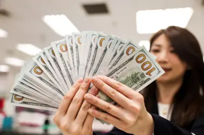 手上的一疊美金