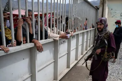 یو پوځي په دروازه کې ولاړ دی