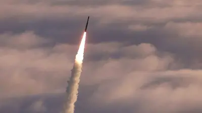 Межконтинентальная баллистическая ракета Minuteman II запускается с базы ВВС США Ванденберг в Калифорнии