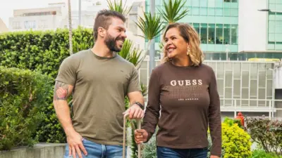 Um casal se olhando