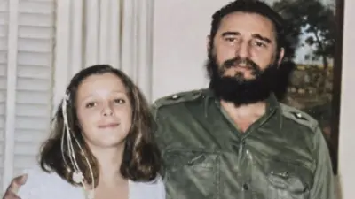 O ex-líder cubano Fidel Castro, com uniforme militar verde, ao lado da sua filha Alina Fernández, em foto dos anos 1960