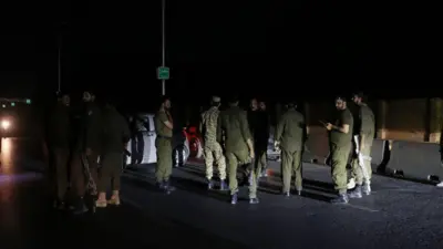 Militares na base de Nur Kahn após ataque que Paquistão atribuiu à Índia