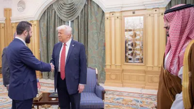 ترامب (وسط) مع أحمد الشرع (يسار) بحضور محمد بن سلمان (يمين)