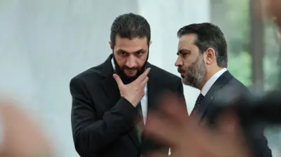 أحمد الشرع رئيس الإدارة السورية الجديدة - الجولاني سابقاً -  مع وزير خارجية سوريا الجديد أسعد الشيباني في استقبال وزير الخارجية التركي