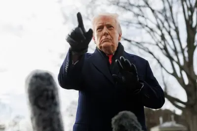 Le président Donald Trump s'adresse aux journalistes sur la pelouse sud avant de monter à bord de Marine One à la Maison Blanche, le 16 janvier 2026 à Washington, DC.