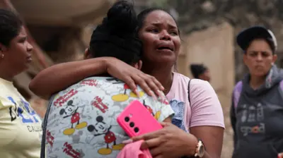 Mulher chora após os terremotos na Venezuela