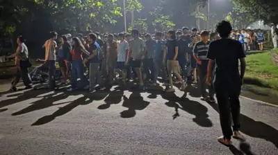 प्रदर्शनकारी स्टूडेंट