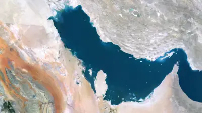 صورة فضائية للمملكة العربية السعودية (مع قناع). جُمعت هذه الصورة من بيانات التقطتها أقمار لاندسات 5 و7. المملكة العربية السعودية