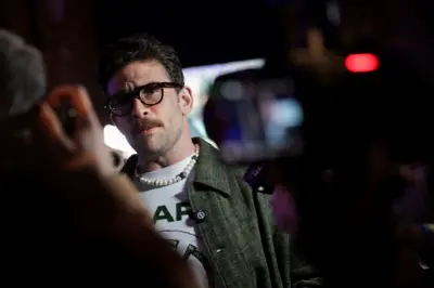 Hasan Piker, 4 Kasım 2025'te New York'un Brooklyn semtinde, Zohran Mamdani'nin mitingi sırasında gazetecilere açıklama yapıyor. 