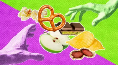 Resimde, bir elin elma, cips, fındık ve çikolata gibi atıştırmalıkları yakalamaya çalıştığı gösteriliyor.