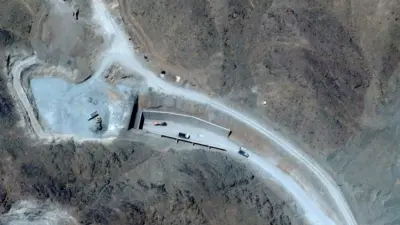 این تصویر ماهوارهای، خودروها را در نزدیکی یکی از ورودیهای تونلهای کوه کلنگ در ۲۱ ژوئن ۲۰۲۶ نشان میدهد