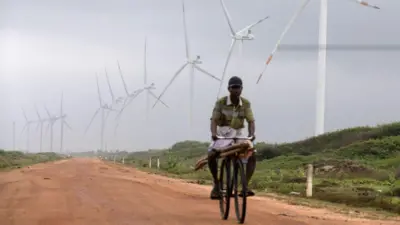 Um homem passapixbet grátis loginbicicleta por um parque eólico no Sri Lanka, país que está se voltando cada vez mais para as energias renováveis ​​após uma crise econômica causadapixbet grátis loginparte pelos altos custospixbet grátis loginenergia