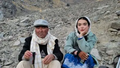 شمامه و پدرش در دامه یک کوه نشسته است 