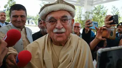 محمود خان اچکزی با کلاه و عینک 