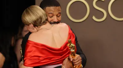 در نود و هشتمین دوره جوایز اسکار که روز گذشته ۱۵ مارچ در لسانجلس برگزار شد، چند فلم و هنرمند توانستند مهمترین جوایز شب سینمای جهان را از آن خود کنند.