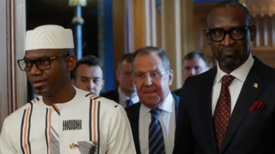 Minisita eto aabo ni Malu wọ aṣọ ibilẹ Mali, o si de awo ati fila