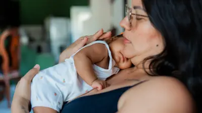 Mujer con un bebé en los brazos
