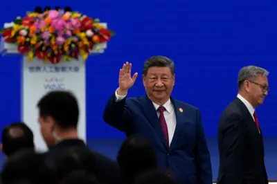习近平举手找招呼,背景是蓝色底