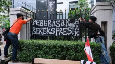 Dua aktivis menampilkan spanduk bertuliskan "Kebebasan Berekspresi" selama sidang untuk mendengarkan putusan hakim untuk Delpedro Marhaen Rismansyah, Direktur Eksekutif Lokataru, Khariq Anhar, Muzaffar Salim, dan Syahdan Husein, terdakwa dalam dugaan kasus hasutan terkait demonstrasi yang berakhir dengan kerusuhan antara Agustus 2530, 2025, di Pengadilan Negeri Jakarta Pusat di Jakarta 6 Maret 2026