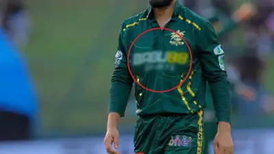 ලංකා ප්‍රීමියර් ලිග් ක්‍රිකට් තරගාවලිය සඳහා ක්‍රීඩා කරන ඇතැම් කණ්ඩායම්වල ඇඳුම් වෙනුවෙන් අනුග්‍රහකත්වය දරා ඇත්තේ සුදූ ක්‍රීඩා කරනු ලබන වෙබ් අඩවි වීම ද විශේෂත්වයකි.