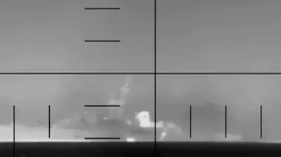 تصویر سیاه و سفید با خطوط اندازه‌گیری یک دوربین در شب