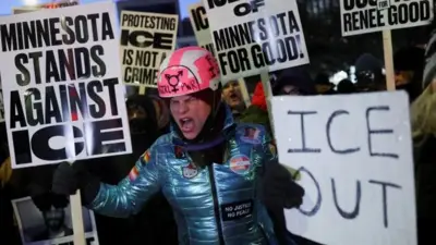 تظاهرکنندگانی که تابلوهایی در دست گرفته‌اند