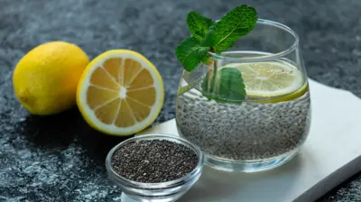 Recipiente com água, sementesroleta free bet365chia e limão.