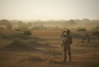 Un soldat en faction dans le Sahel