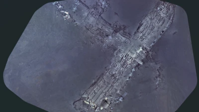 Uma imagem composta em preto e branco, sem data, mostra os destroços do Clipper Endeavour.