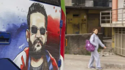 सार्वजनिक बसमा पेन्ट गरिएको बालेन शाहको पोर्ट्रेट