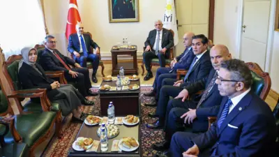 Numan Kurtulmuş ve İYİ Parti Genel Başkanı Müsavat Dervişoğlu, yanlarında heyetleri karşılıklı oturuyor
