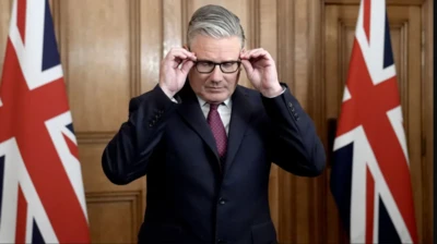 Olootu Ijọba Ilẹ Gẹẹsi, Sir Keir Starmer, wọ kootu o si fọwọ mu awo loju