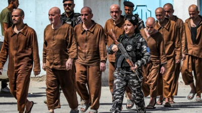 تصویری از سال ۲۰۲۴ که زندانیان وابسته به داعش را در یکی از زندان‌های تحت کنترل نیروهای دموکراتیک سوریه در حسکه نشان می‌دهد