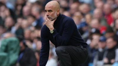 Guardiola yere eğilmiş sahada oynanan oyunu çok dikkatli izliyor