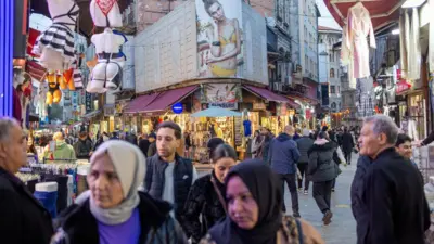 İstanbul'da sokakta alış veriş yapan insanlar
